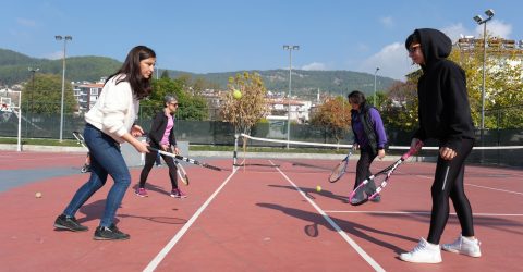 Ev Hanımlarına Ücretsiz Tenis Kursu