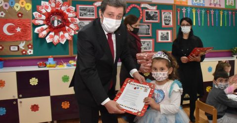 Öğrencilerin Karne Sevincine Ortak Oldu