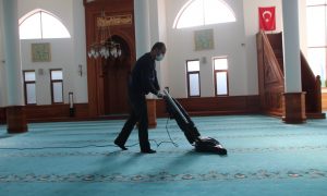 CAMİLERDE TEMİZLİK VE DEZENFEKTE ÇALIŞMALARI