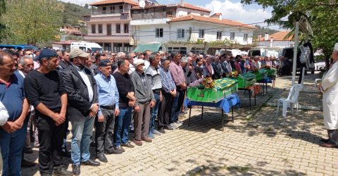 Metan gazından ölen dört kişinin cenazeleri defnedildi ,