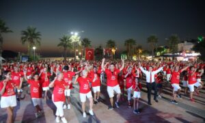 ZAFER BAYRAMINDA YÜZLERCE KİŞİ ZEYBEK OYNADI   