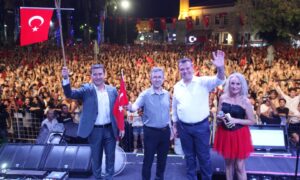 BÜYÜK ZAFERE YAKIŞIR KUTLAMA