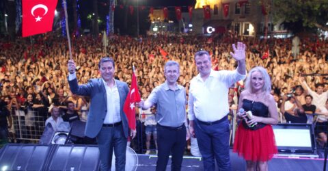 BÜYÜK ZAFERE YAKIŞIR KUTLAMA