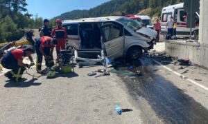 Yol Bariyerlerine çarpan Minibüste iki kişi hayatını kaybetti.