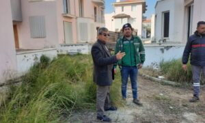 Muhtar Gökten, depremzedelere sahip çıkıyor.  