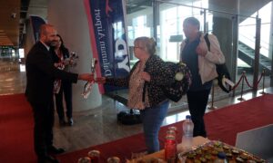 -Sezonun İlk Turist Kafilesi Dalaman’da Güllerle Karşılandı…