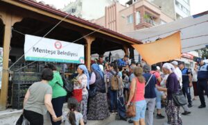 MENTEŞE BELEDİYESİ 10 BİN SEBZE FİDESİ DAĞITTI