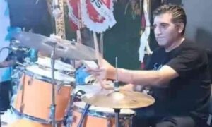 MÜZİSYEN TAVANDA ASILI BULUNDU