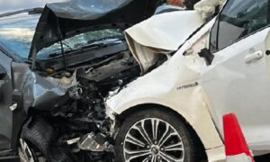 İki otomobil kafa kafaya çarpıştı. Üç kişi öldü, bir kişi ağır yaralandı.
