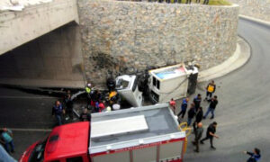 Çöp Kamyonu alt yola uçtu Şoför yaşamını yitirdi