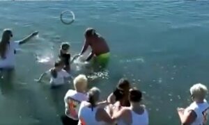 İngilizler ölen akrabalarının cesedinin küllerini denize atınca  Marmaris karıştı