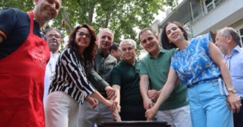 Vali ve eşi Kazanda Keşkek ezip dağıttı