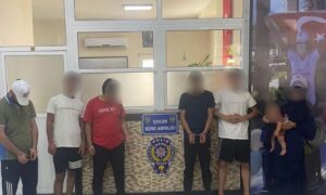Küçük yaşlardaki Çocukları sokaklarda  satış elamanı olarak çalıştıran şebeke  yakalandı .