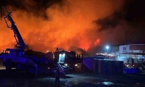 Çöplük yangınında  Bal Fabrikası ve araçlar yandı .Milyonlarca  lira hasar var.