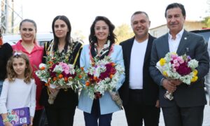 BAŞKANLAR, MAHALLELERDE ÇİÇEKLERLE KARŞILANDI