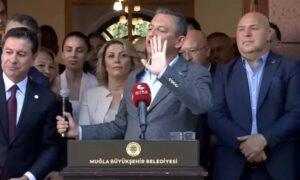 “Mustafa Kemal’in askeriyiz” diyen kişiye Özgür Özel tepki gösterdi!