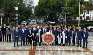 ‘22 Kasım Diş Hekimliği Günü’ Atatürk Anıtı’na çelenk konarak kutlandı .