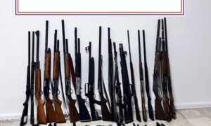 Evleri silah deposu haline getirmişler