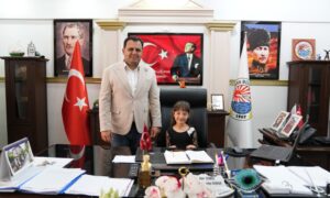 Başkan Durmuş Koltuğunu Minik Öğrenciye Devretti 