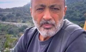 Arkadaşlarına haber verdi, ağırlıkla denize atlayıp canına kıydı