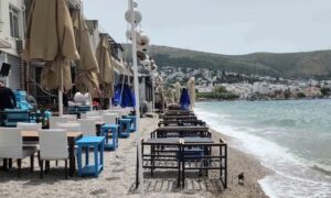 Bodrum sahillerinde utandıran görüntüler Bodrum halk plajına turistlerden önce masa sandalyeler geldi, vatandaş isyan etti