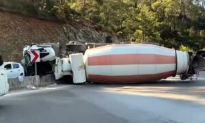 Fethiye yolunda beton mikseri devrildi. Sürücü ağır yaralı