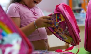 Menteşe Belediyesi’nden Minik Öğrencilere Çanta Desteği