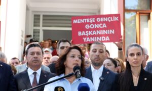 Molotoflu saldırıda bulunanların azmettiricisi İngiltere’de çıktı .