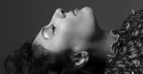 Hüzün ve Disko Ritimlerini Buluşturan Benzersiz Bir Sitem Şarkısı