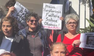 Bodrum Kadın Platformu üyeleri Bodrum Belediyesi önünde toplanarak Belediye Başkanına tepki gösterdiler .