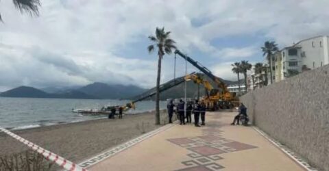 Marmaris’te vinç faciası, tekne indirilirken altında kaldı