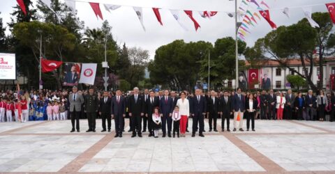 23 Nisan Ulusal Egemenlik ve Çocuk Bayramı Atatürk Anıtına çelenk sunularak  başladı