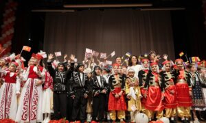 Dünyanın dört bir yanından gelen çocuklar Menteşe ‘de sahneye çıktılar