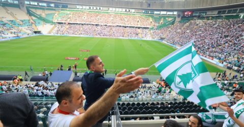 Muğla Valisi Dr. İdris Akbıyık ‘a  Muğlaspor taraftarlarından sevgi gösterisi