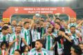 MUĞLA VALİSİ  ŞAMPİYONLUK KUPASINI FUTBOLCU VE PROTOKOLLA BİRLİKTE KALDIRDI