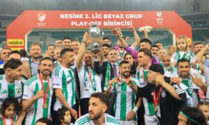 MUĞLA VALİSİ  ŞAMPİYONLUK KUPASINI FUTBOLCU VE PROTOKOLLA BİRLİKTE KALDIRDI