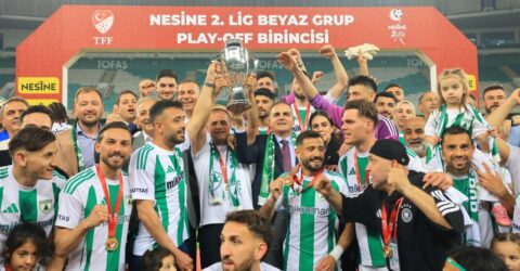 MUĞLA VALİSİ  ŞAMPİYONLUK KUPASINI FUTBOLCU VE PROTOKOLLA BİRLİKTE KALDIRDI