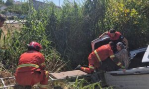 Fethiye’de araç dereye uçtu iki kişi araç içinde sıkıştı 